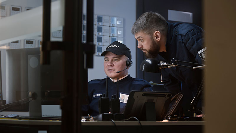 guardia giurata bologna in guardiola mentre controlla telecamere